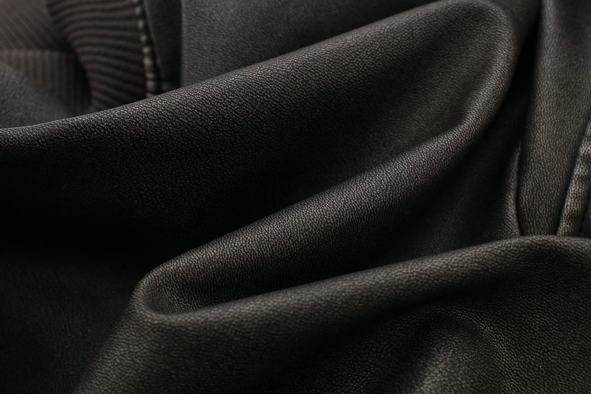 Image of Chaqueta corta negra con cremallera para mujer