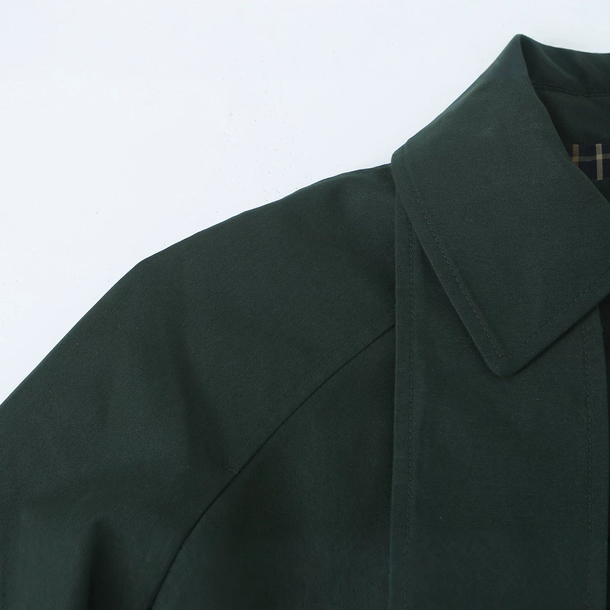 Image of Trench coat de mujer, color verde oscuro, con solapa y botonadura sencilla