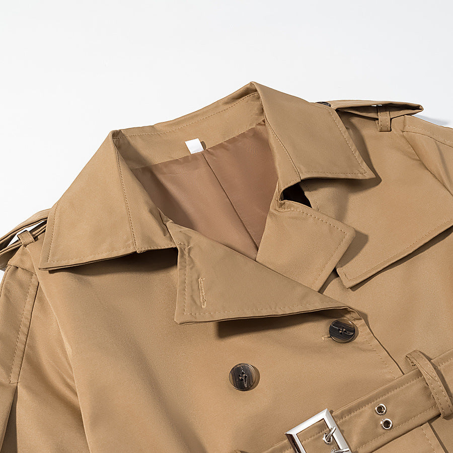 Gabardina de mujer color caqui con solapa y botonadura sencilla
