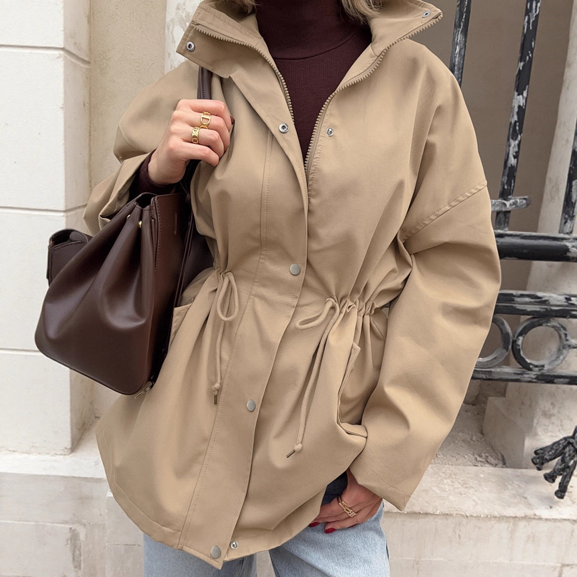 Image of Trench coat color caqui de largo medio con cordón ajustable para mujer