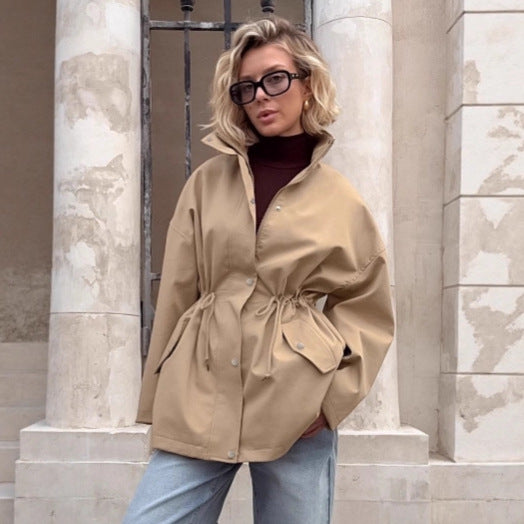 Image of Trench coat color caqui de largo medio con cordón ajustable para mujer