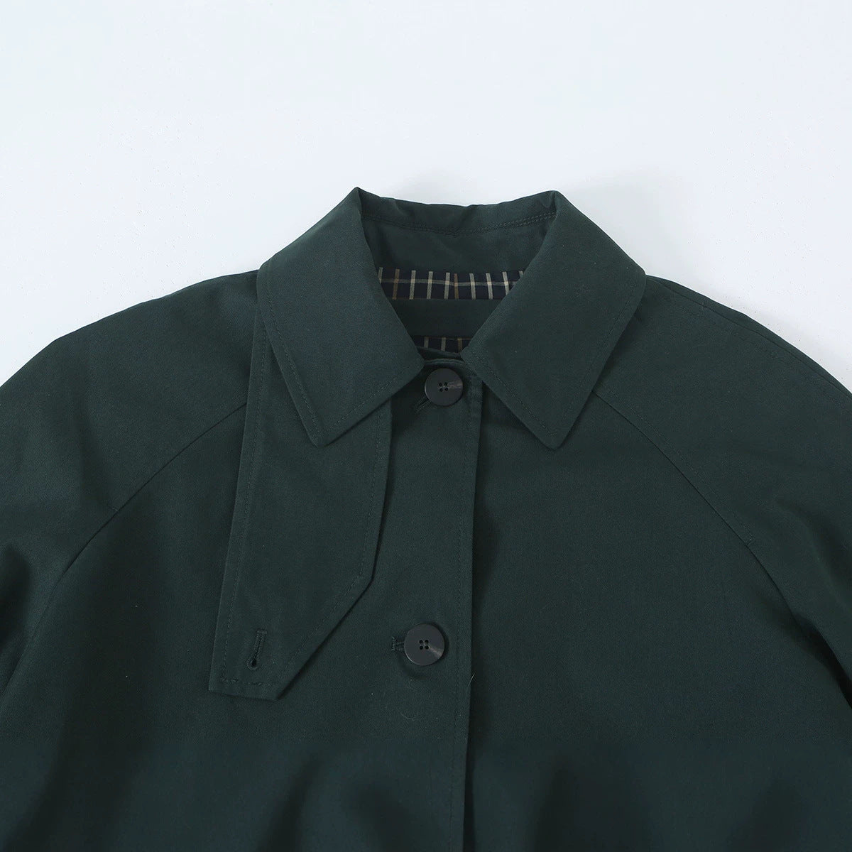 Image of Trench coat de mujer, color verde oscuro, con solapa y botonadura sencilla