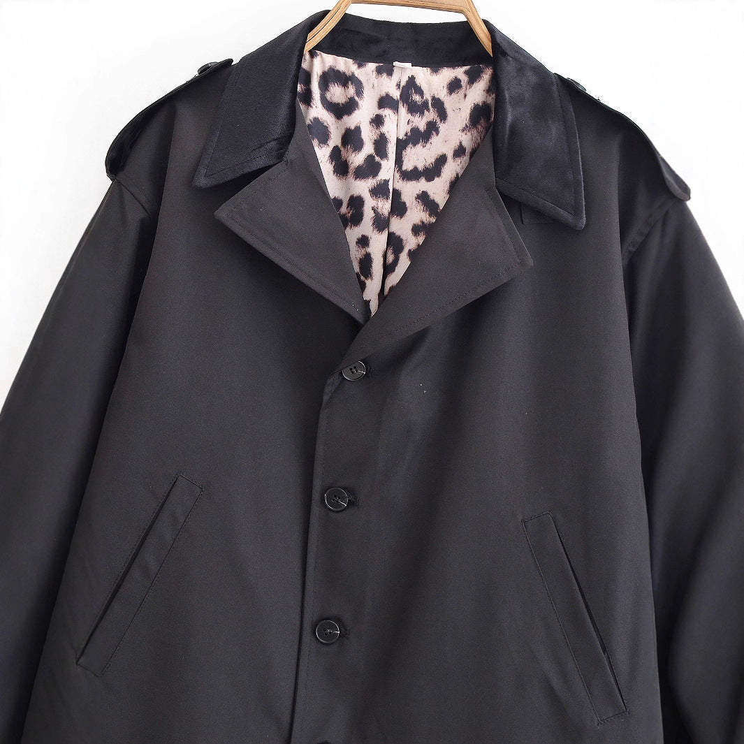 Trench coat de poliéster con cuello de patchwork y cierre de botones