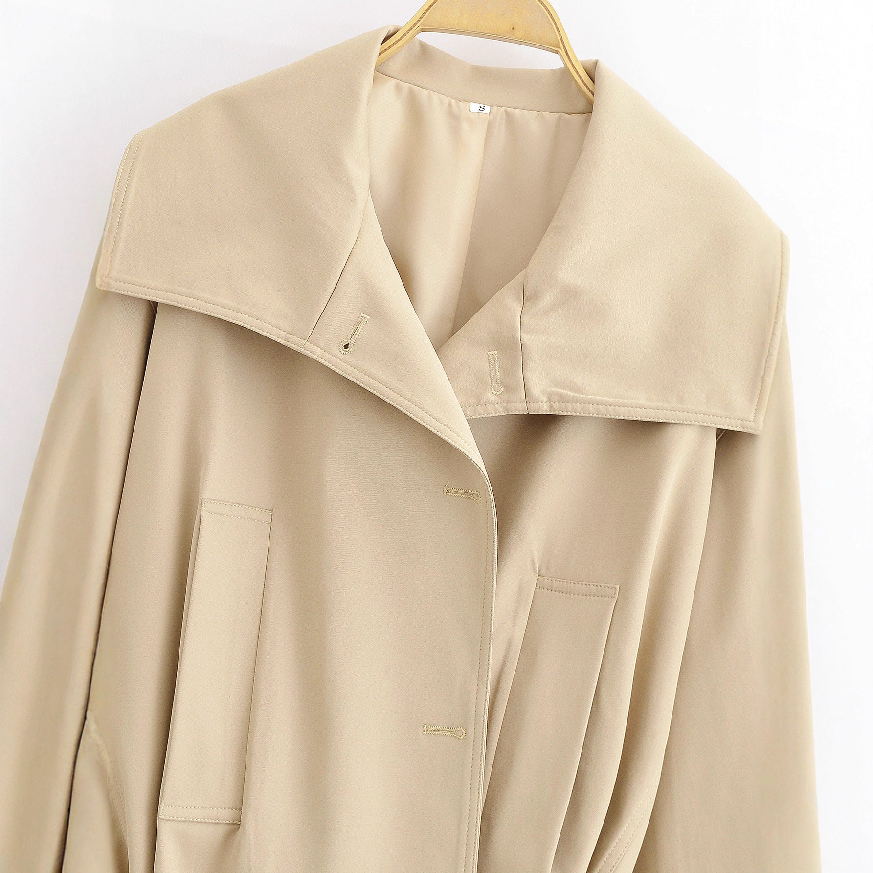 Image of Gabardina color caqui con botones frontales y cinturón para mujer