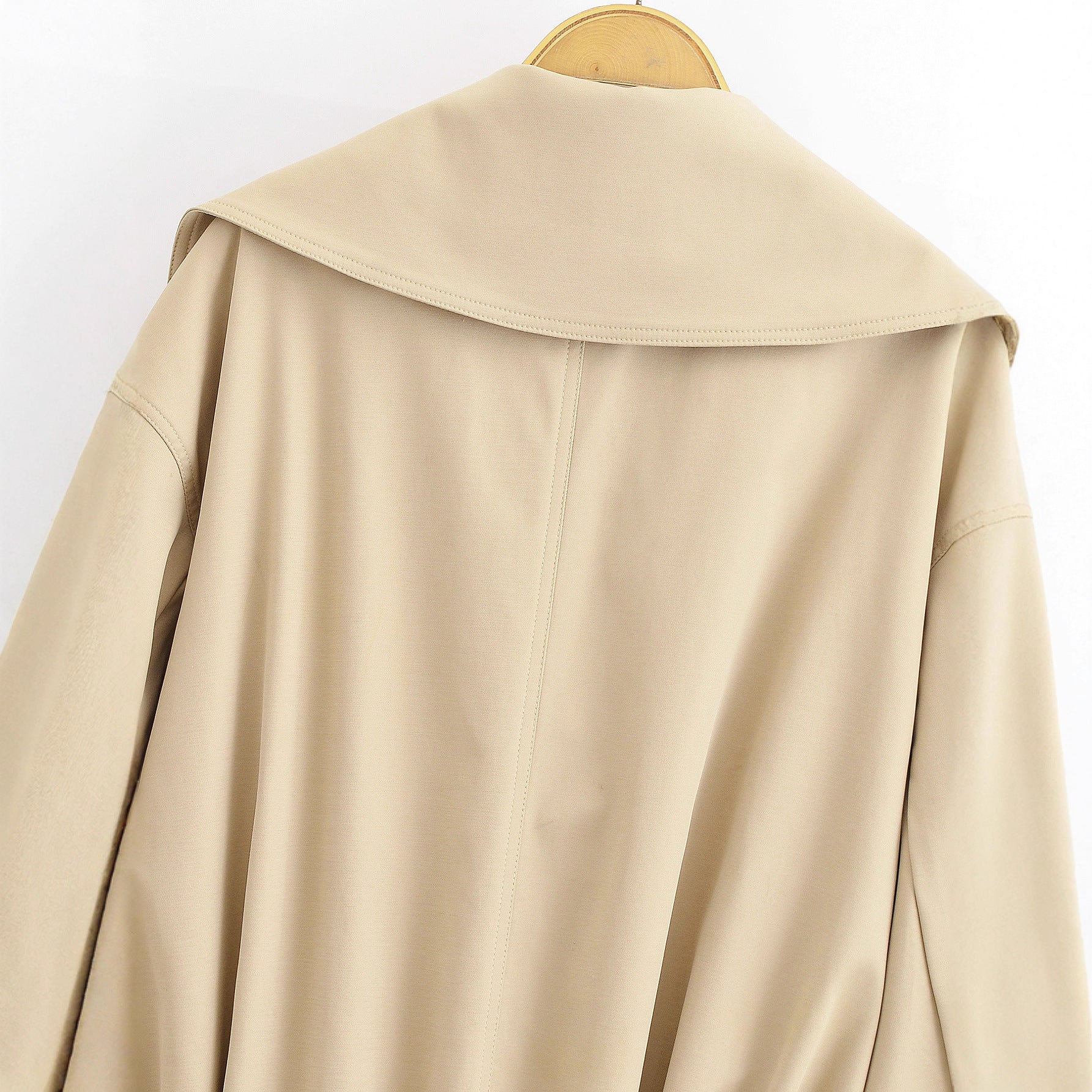 Image of Gabardina color caqui con botones frontales y cinturón para mujer