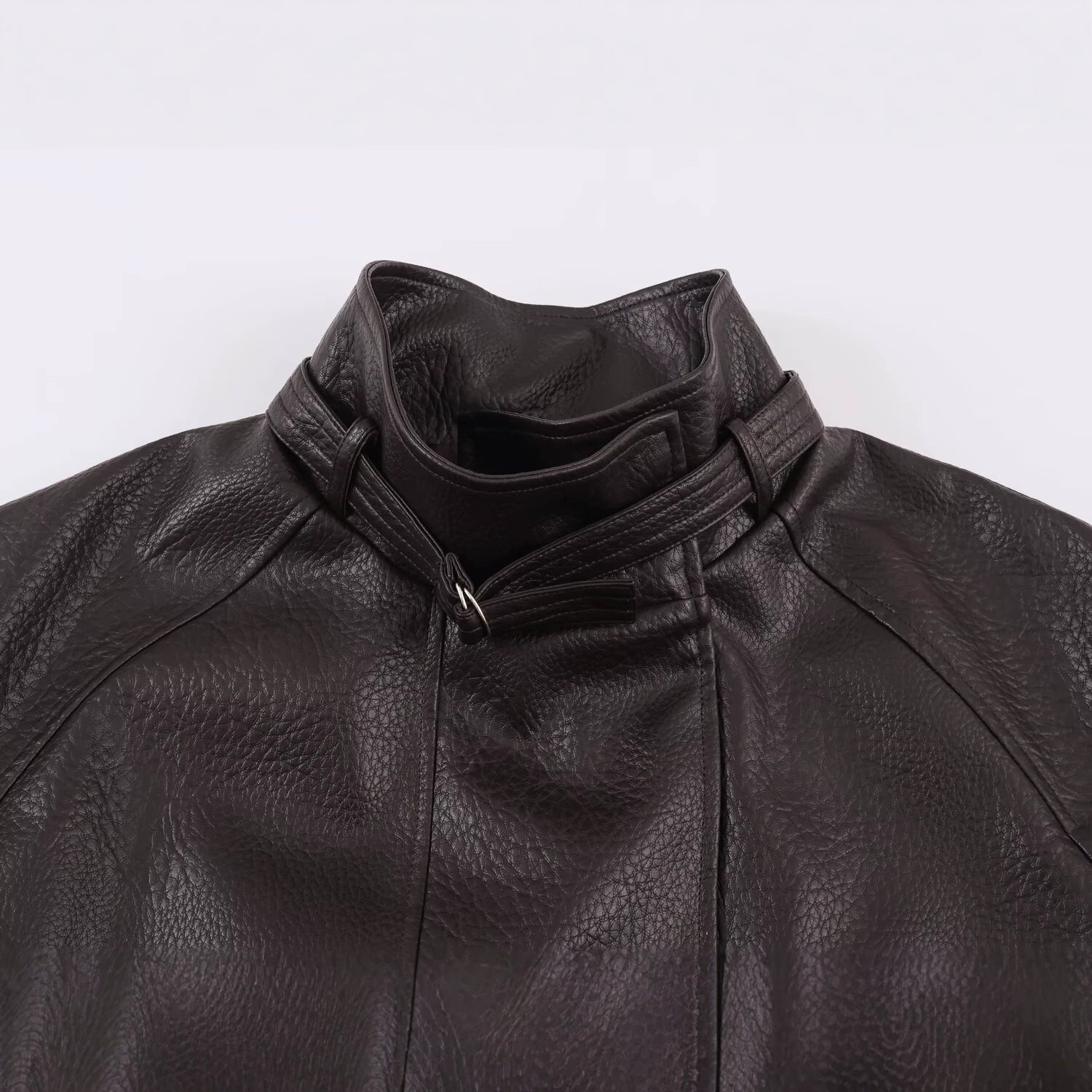 Image of Chaqueta de piel sintética marrón oscuro con cinturón