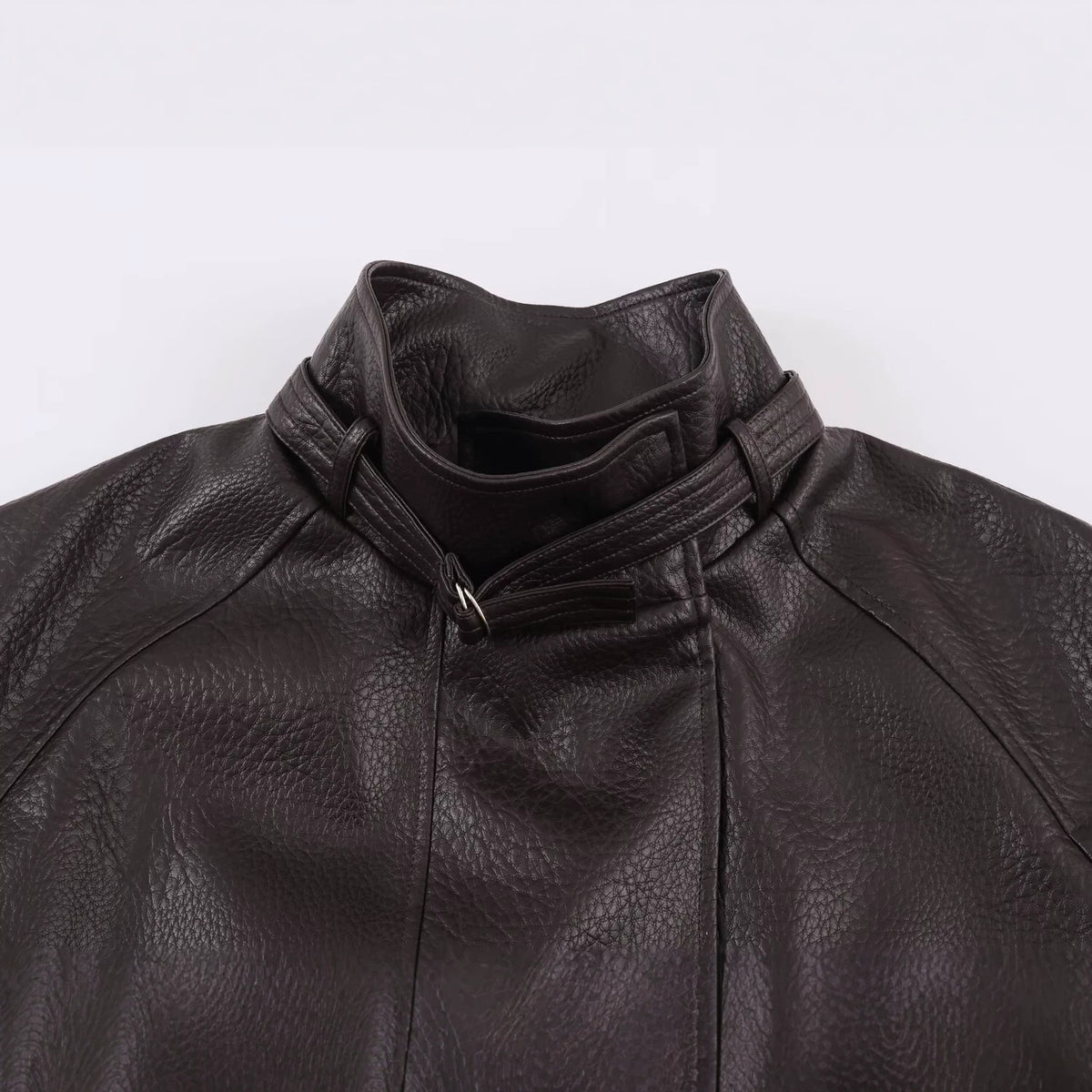 Chaqueta de piel sintética marrón oscuro con cinturón