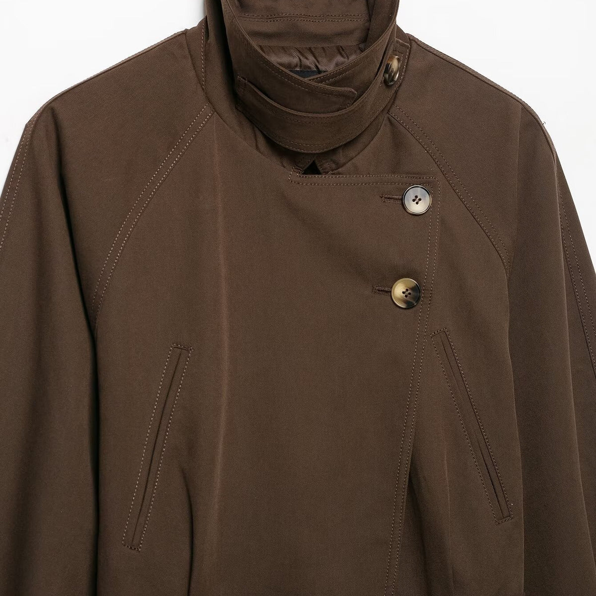Gabardina de mujer de color marrón oscuro con cuello alto