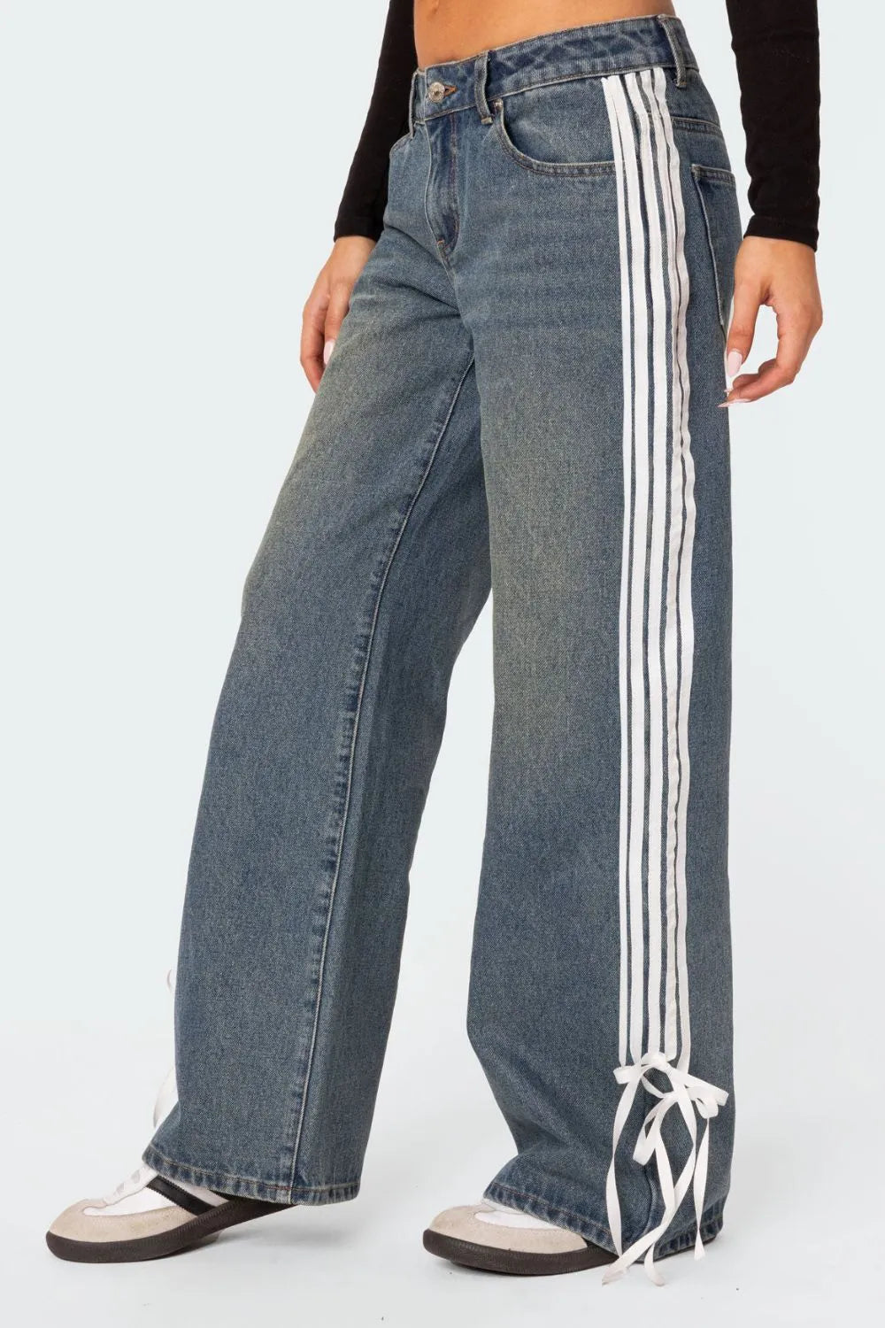 Image of Jeans de pernera ancha con franjas laterales oscuras