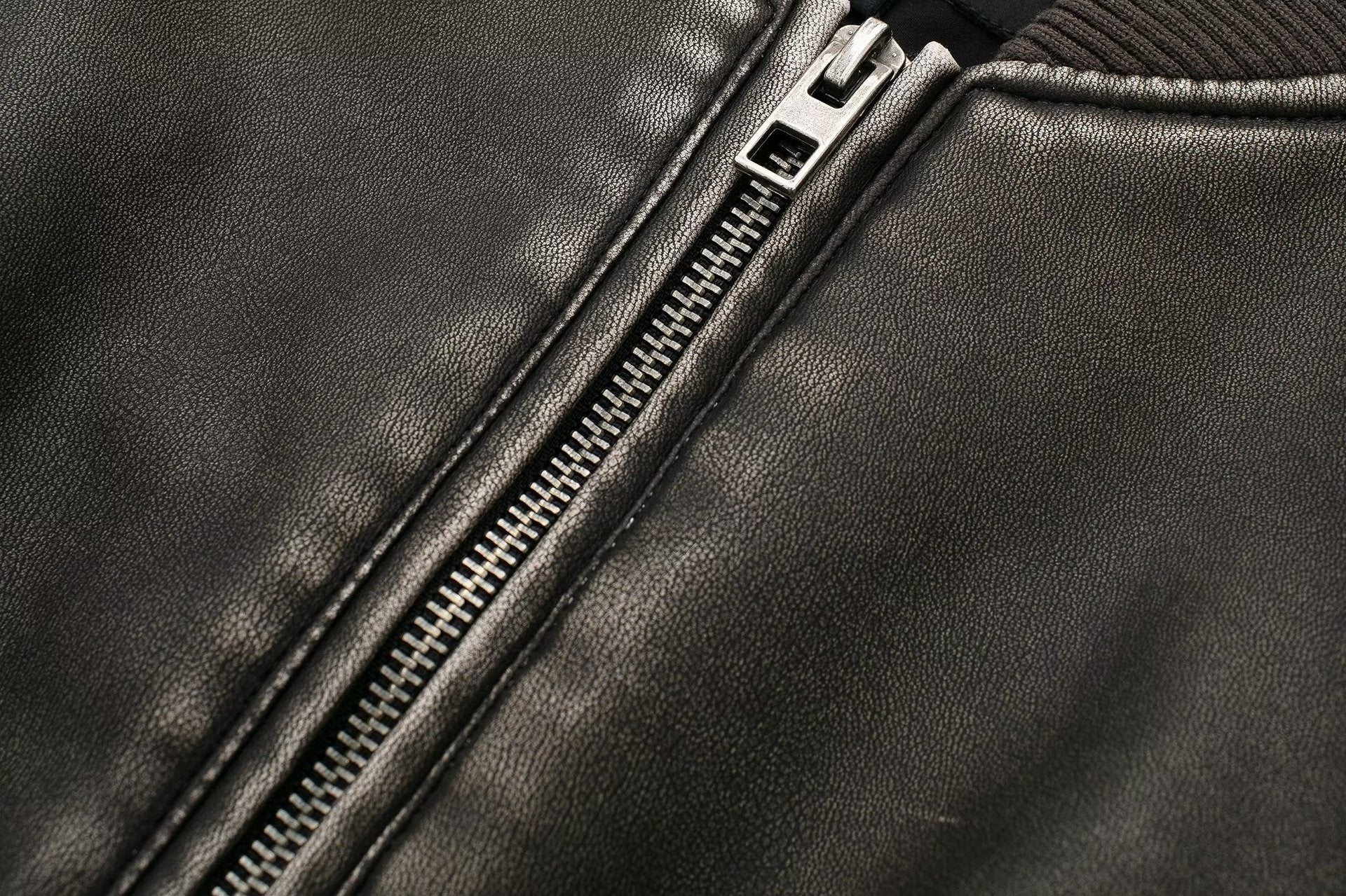 Image of Chaqueta corta negra con cremallera para mujer