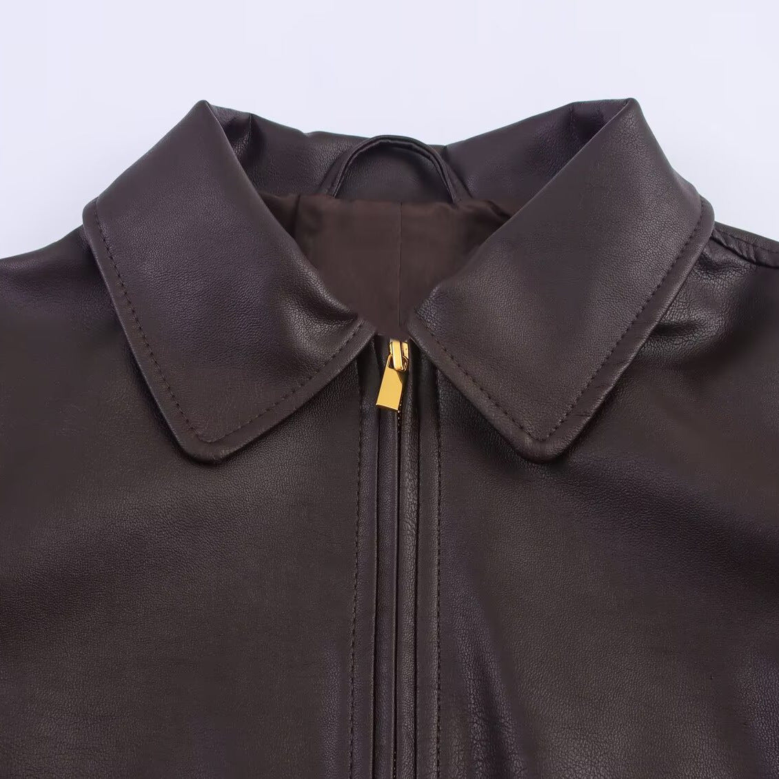 Chaqueta marrón con cremallera y efecto piel