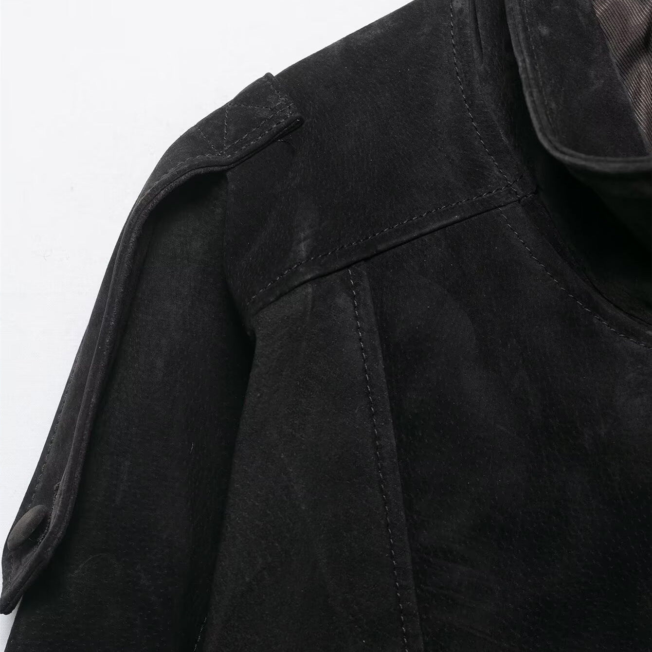 Image of Chaqueta estilo motero con cremallera y textura en marrón oscuro