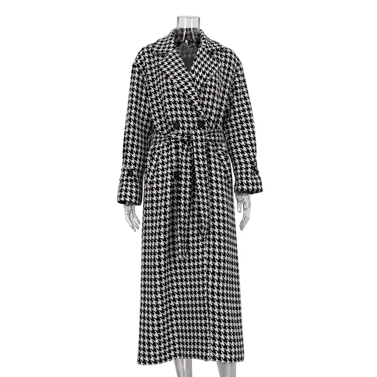 Gabardina de cuadros blancos y negros para mujer