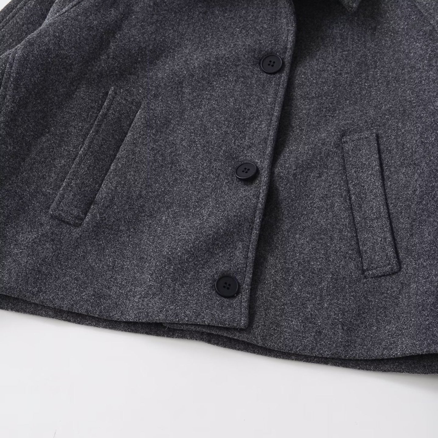 Image of Trench coat corto de mujer con solapa de muesca y botonadura sencilla