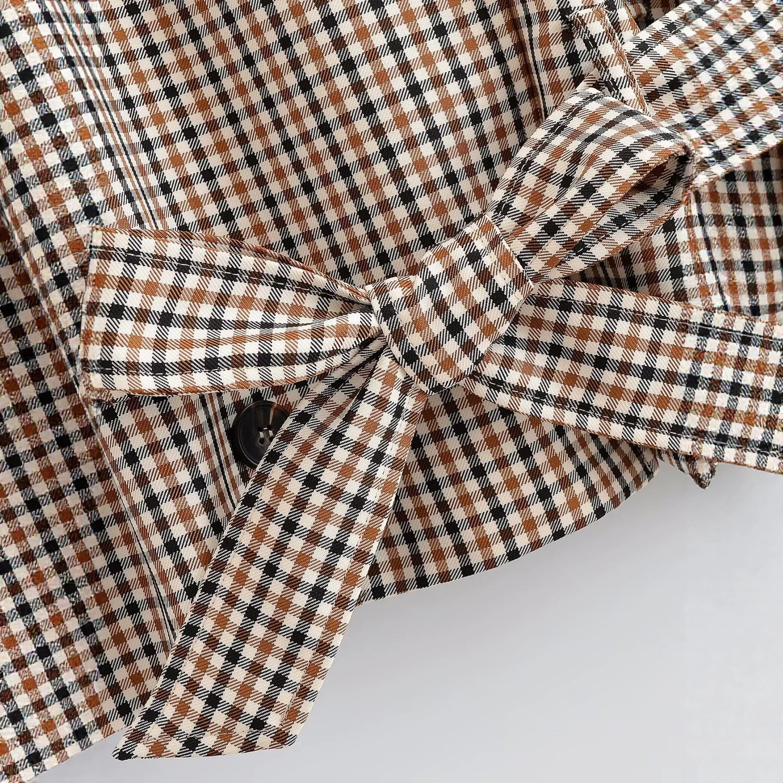 Image of Chaqueta corta estilo trench de cuadros con cordones para mujer