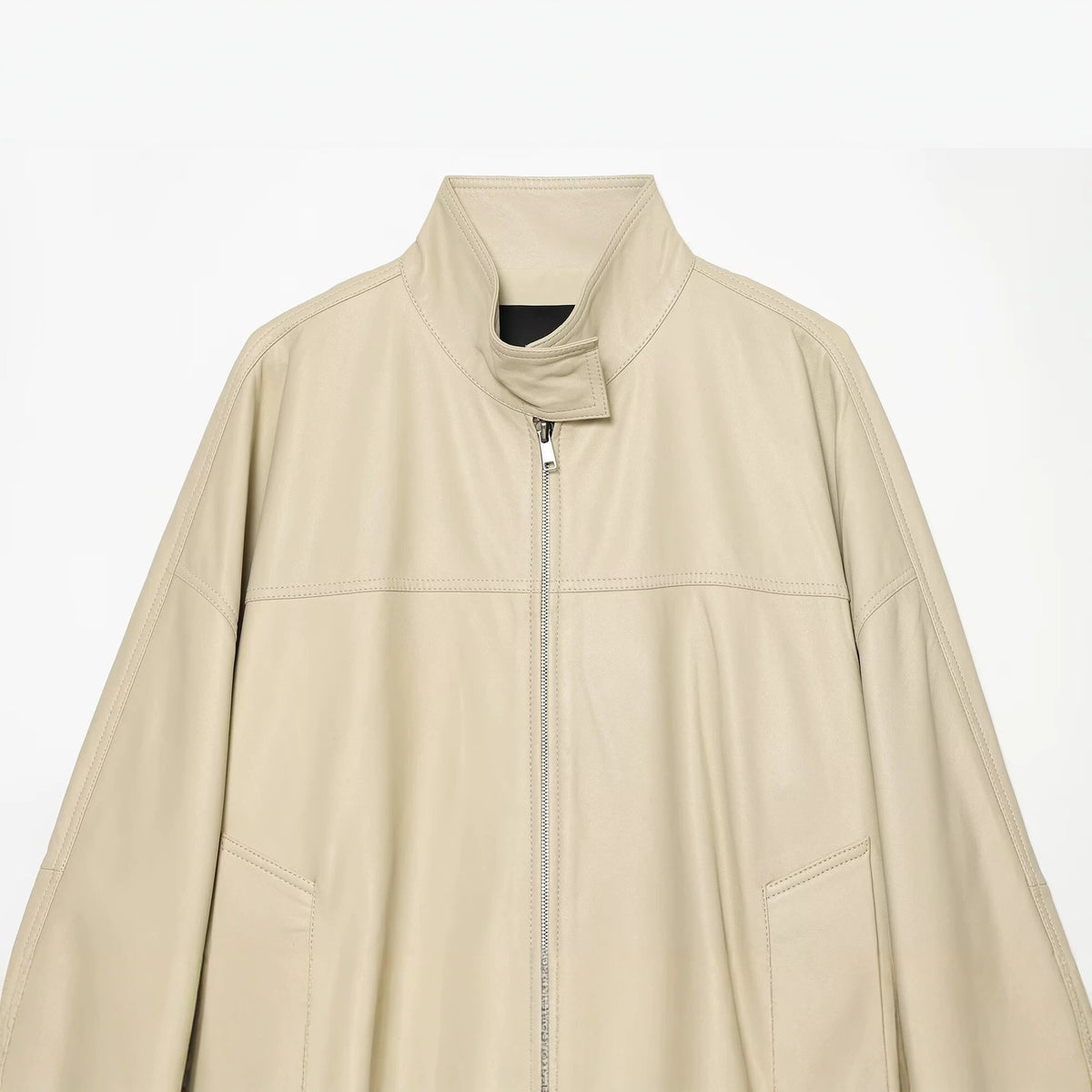 Gabardina motera de piel sintética en color beige oscuro para mujer