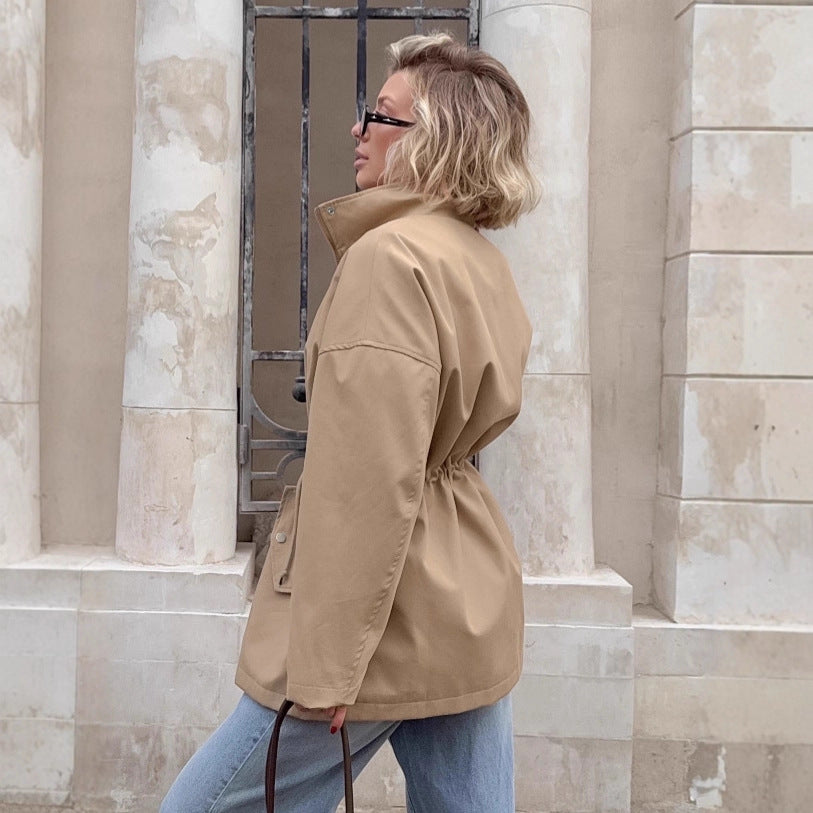 Image of Trench coat color caqui de largo medio con cordón ajustable para mujer