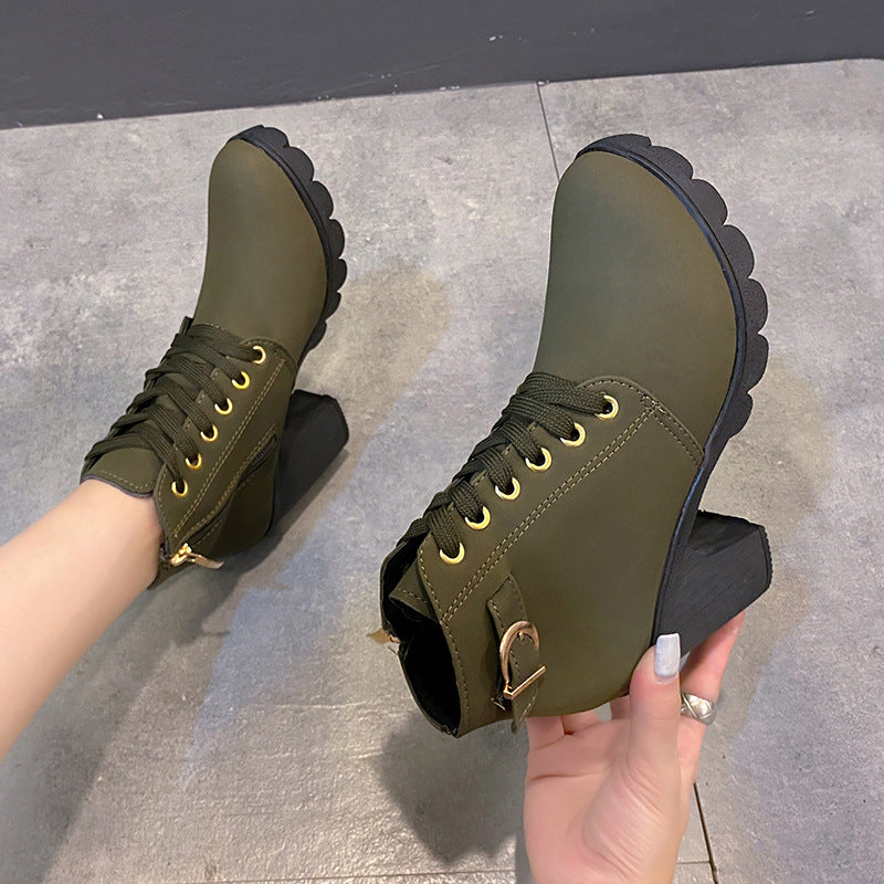 Botines de tacón grueso en piel sintética con detalle de hebilla para mujer