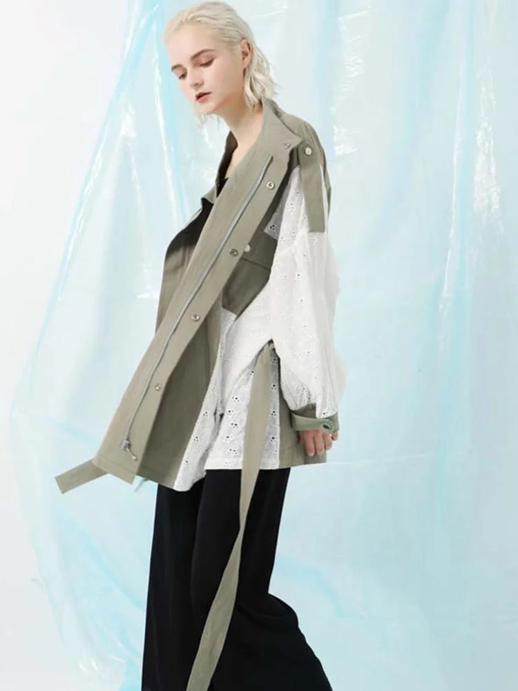 Chaqueta tipo gabardina de largo medio con parches de encaje verde