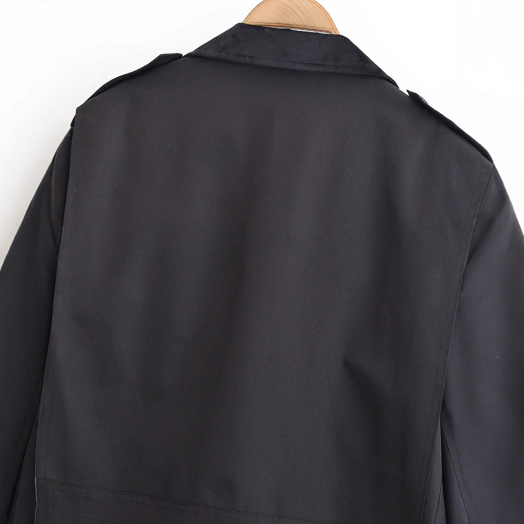 Image of Trench coat de poliéster con cuello de patchwork y cierre de botones