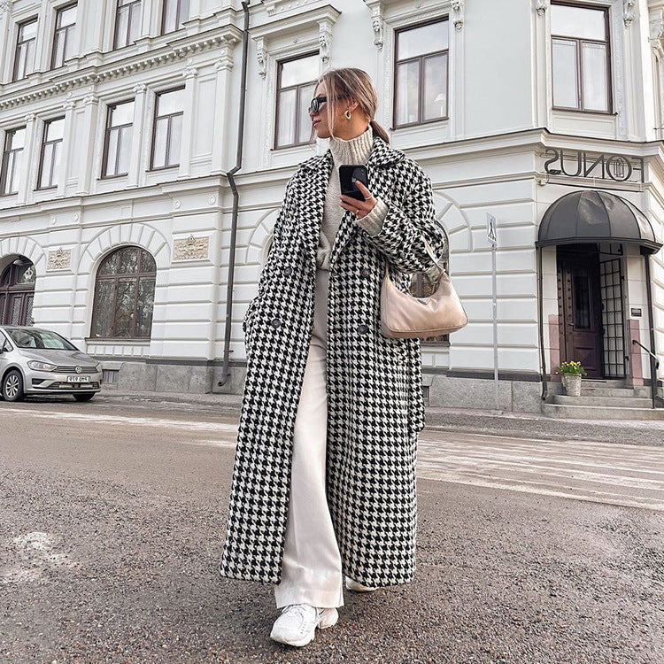 Gabardina de cuadros blancos y negros para mujer