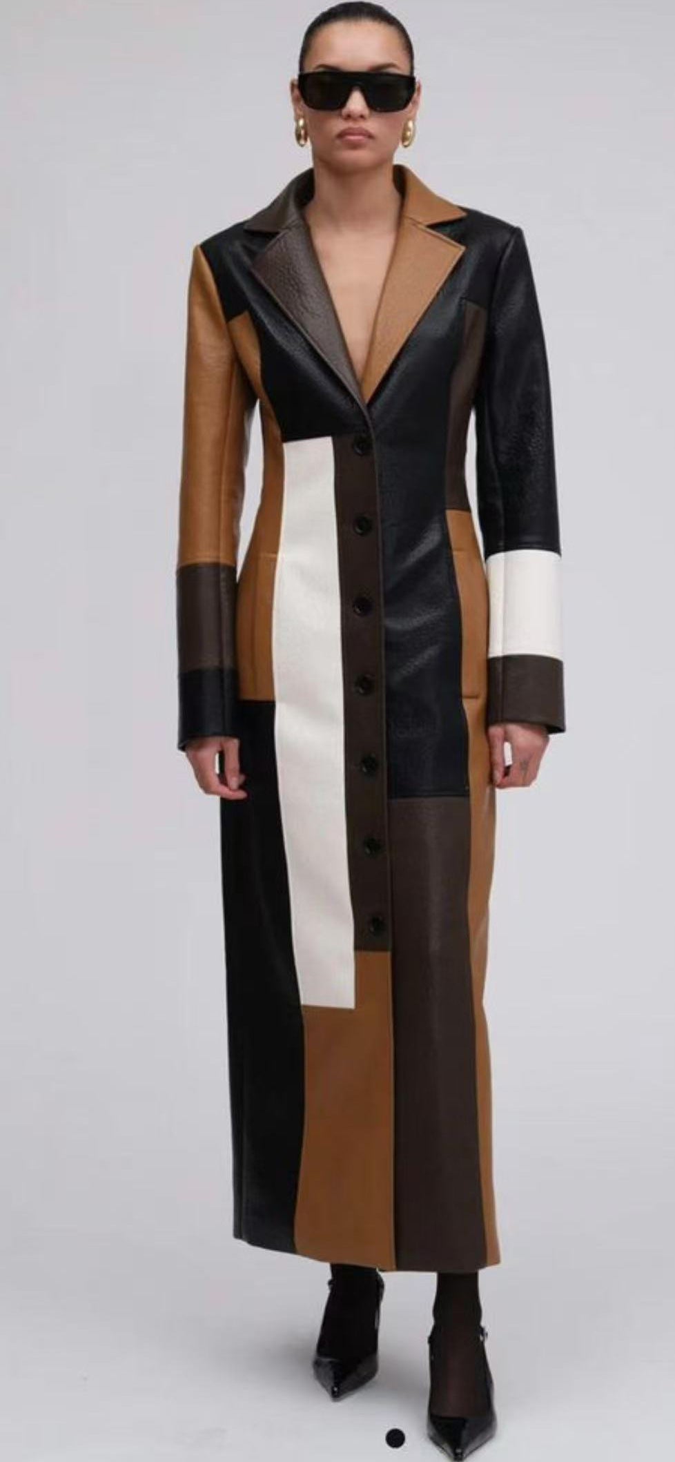 Image of Vestido acampanado de piel sintética con cuello en V para mujer