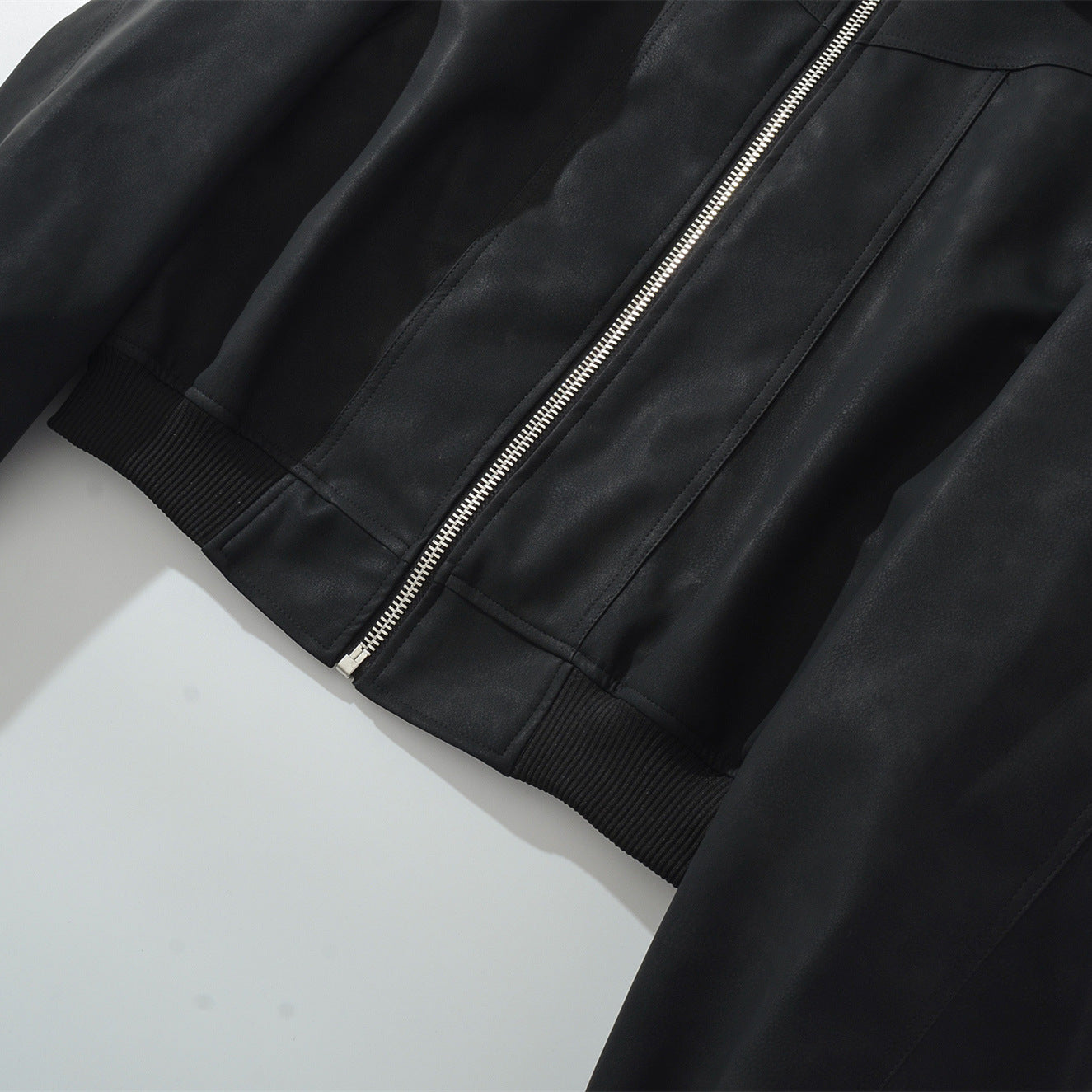 Image of Chaqueta bomber negra con cremallera estilo streetwear