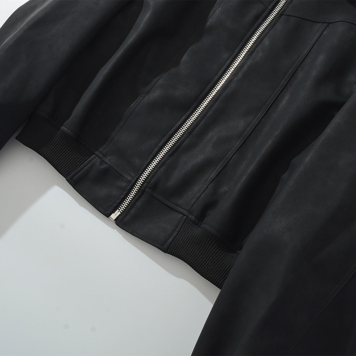 Chaqueta bomber negra con cremallera estilo streetwear