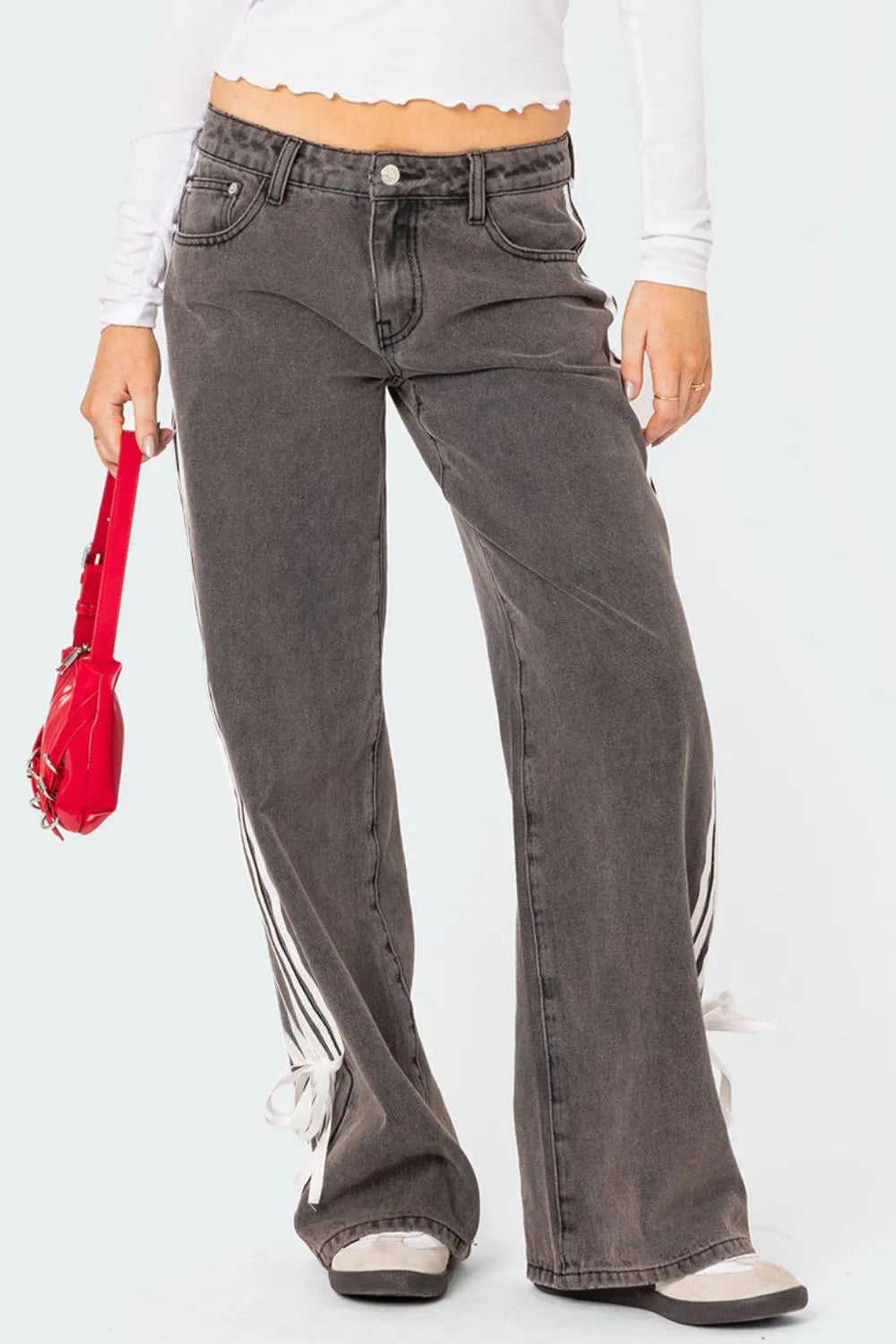 Image of Jeans de tiro medio con franja lateral y efecto desgastado