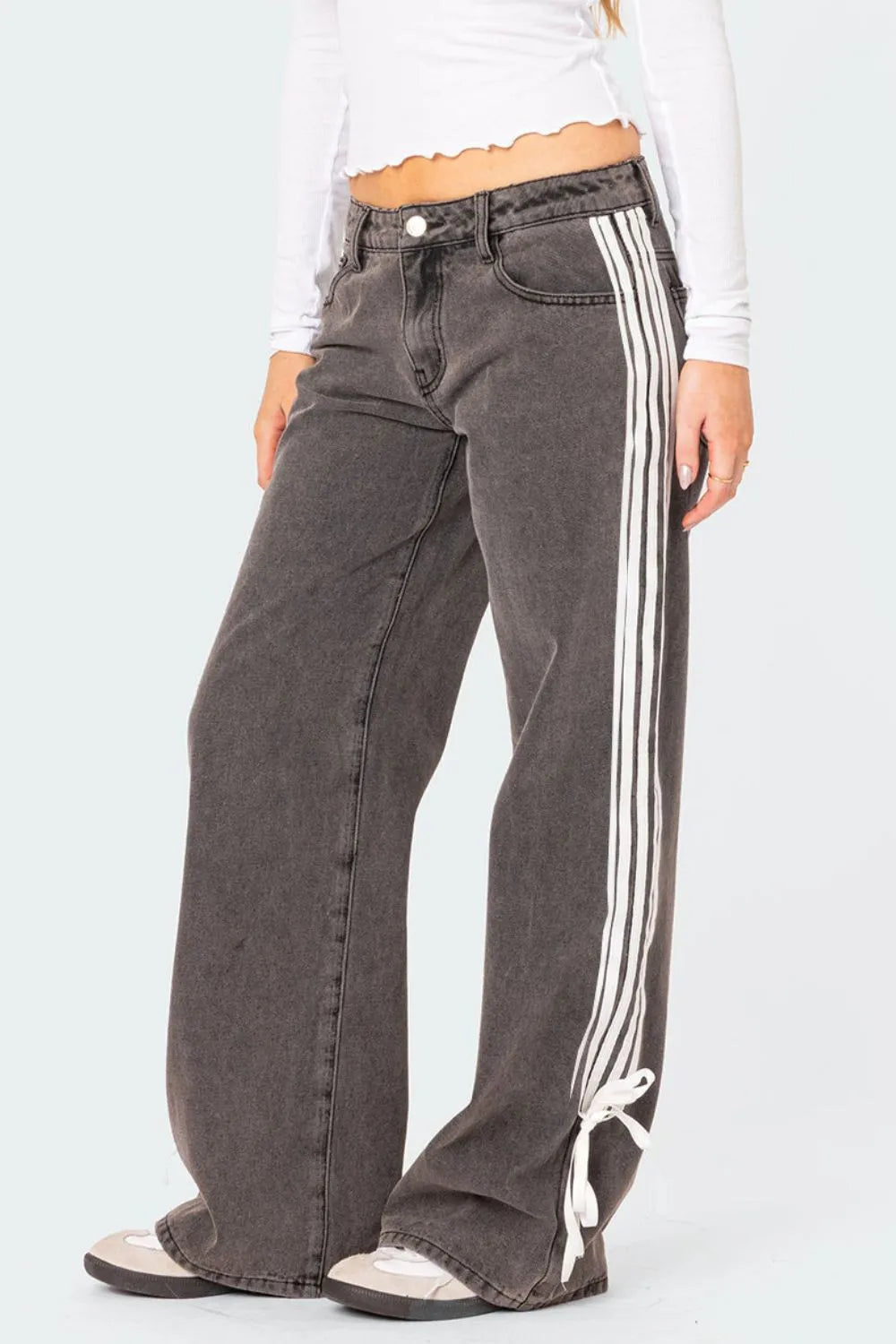 Image of Jeans de tiro medio con franja lateral y efecto desgastado