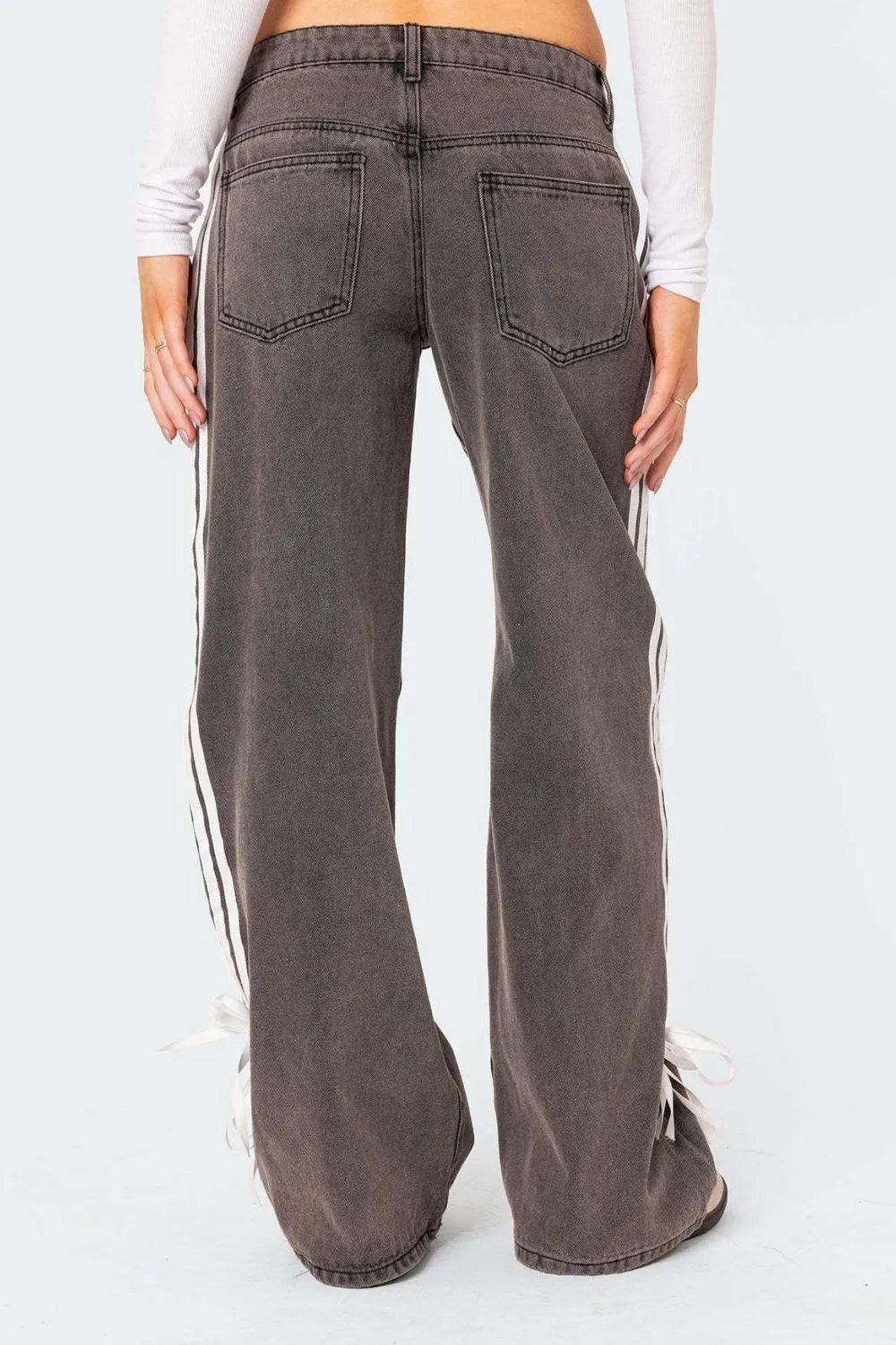 Image of Jeans de tiro medio con franja lateral y efecto desgastado