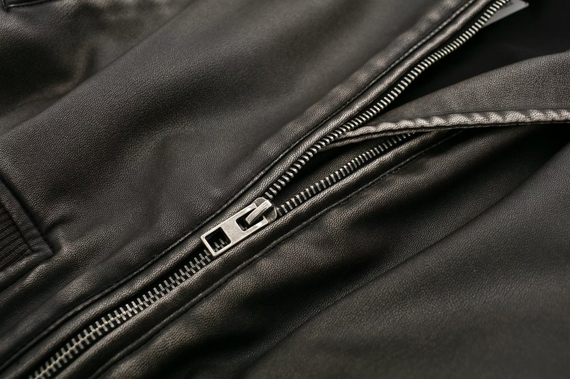 Image of Chaqueta corta negra con cremallera para mujer