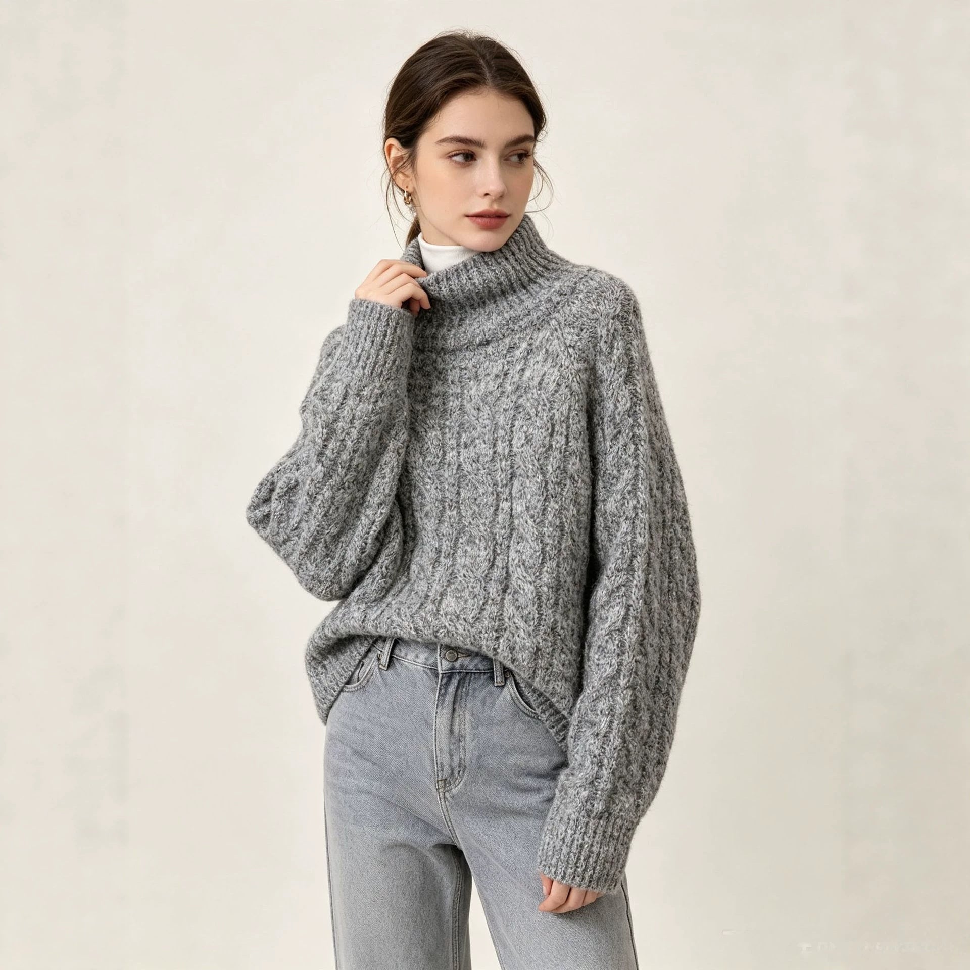 Image of Suéter de punto con cuello alto y corte relajado para mujer