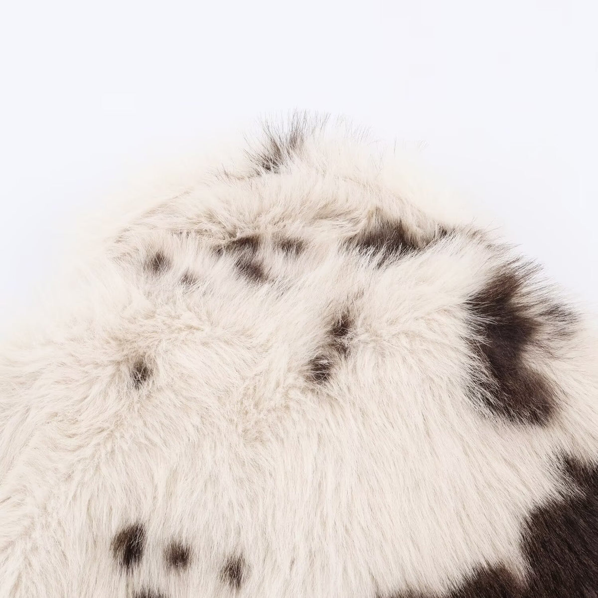 Chaqueta corta efecto pelo sintético en color blanco
