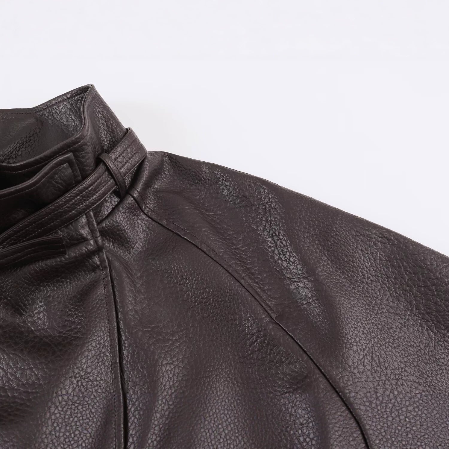 Image of Chaqueta de piel sintética marrón oscuro con cinturón