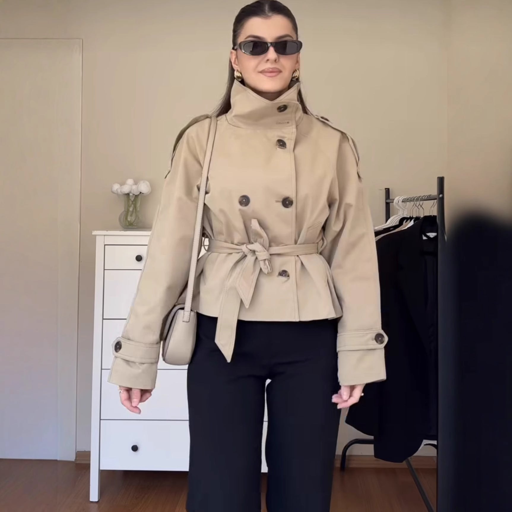 Image of Trench coat cruzado corto para mujer
