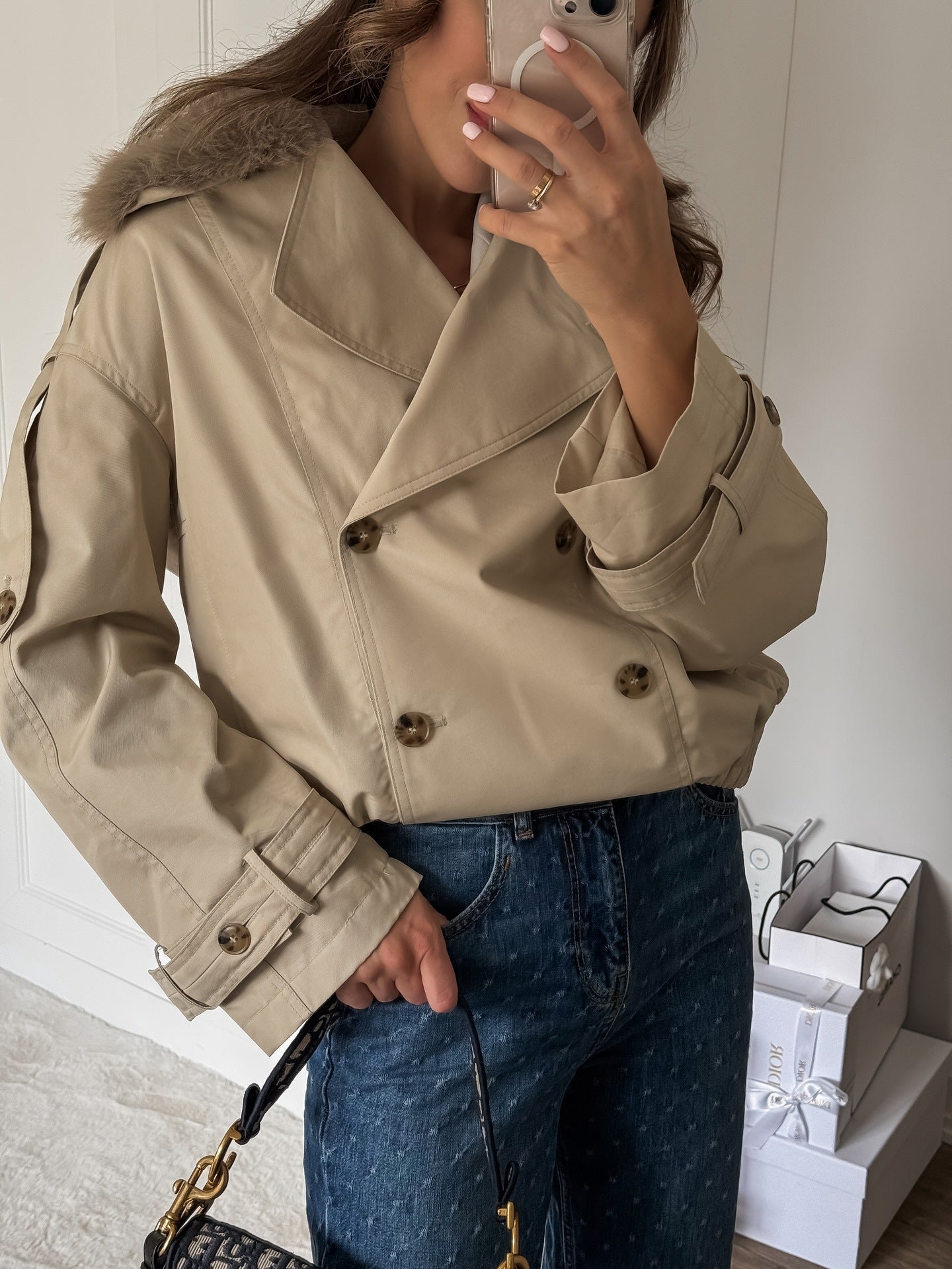 Image of Trench corto de doble botonadura color caqui para mujer