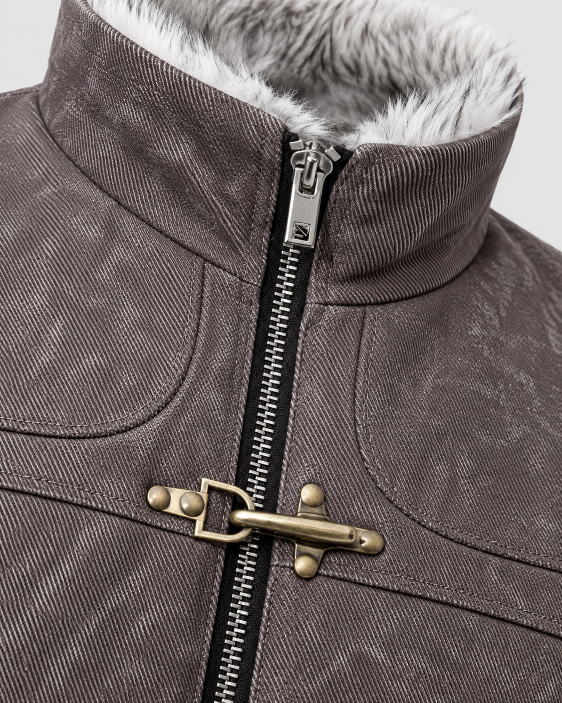 Light coffee color | Close-up of the metal clasp detail on the light coffee color zip-up jacket