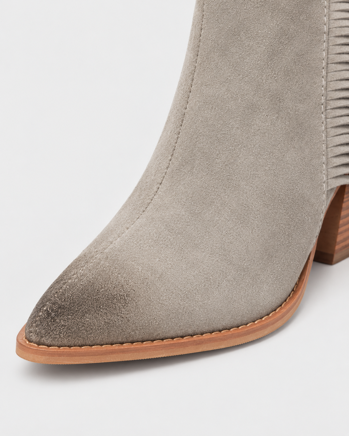 Gray | Close-up of pointed toe and gray suede-look upper
